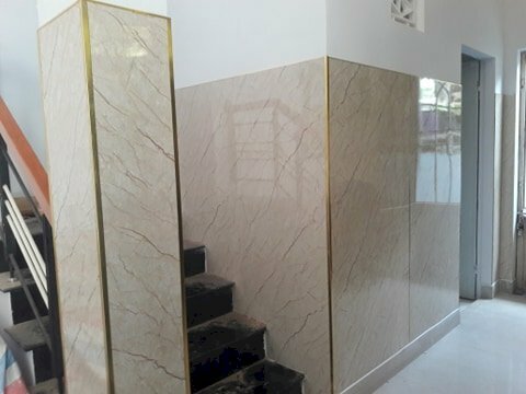 Mẫu tấm nhựa PVC ốp tường cầu thang màu sữa dọc vàng sang trọng